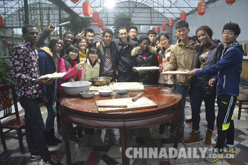 中国日报网河北频道携老外体验中国习俗文化