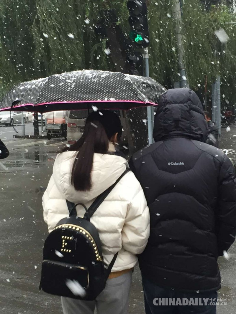 北京下雪啦！雨雪连下四天 周末将迎暴雪<BR>