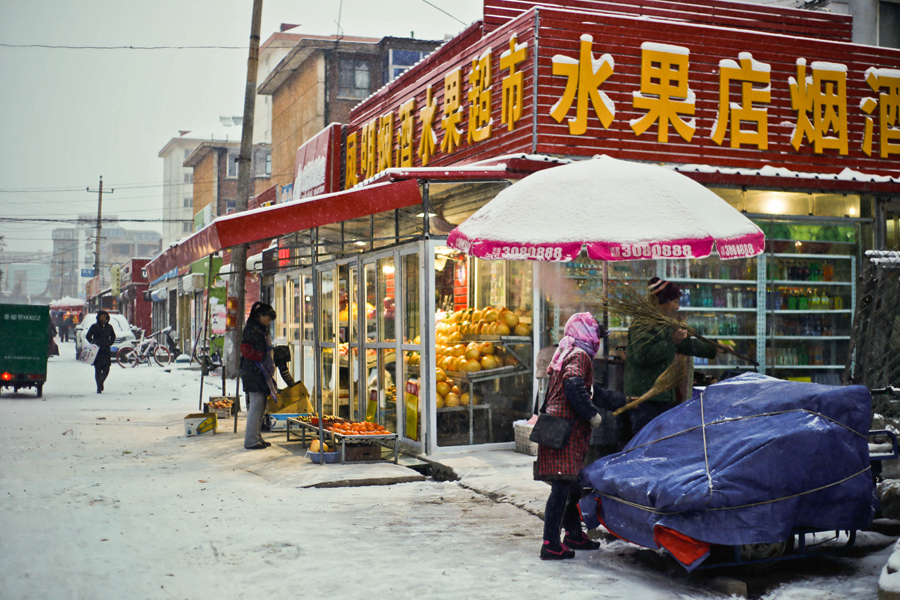 港城迎2015首场大雪 全城银装素裹分外好看