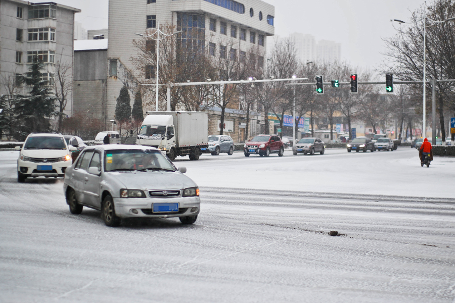 港城迎2015首场大雪 全城银装素裹分外好看