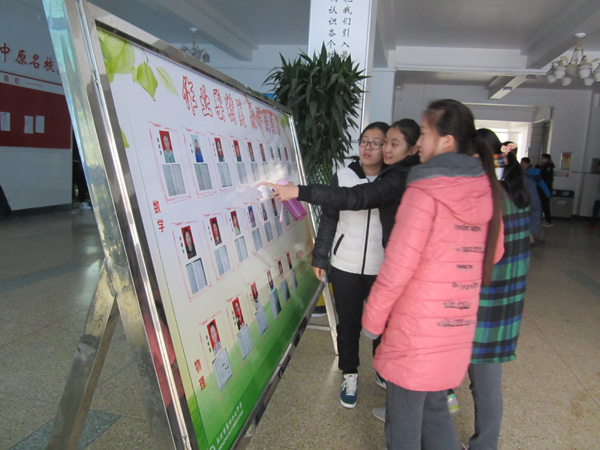 郑州47中学生作业展评 培养良好学习习惯 展学子个性风采