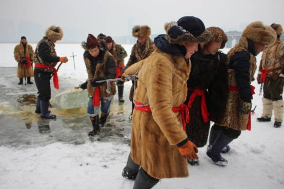 哈尔滨首届采冰节启动 拉开冰雪大世界采冰序幕