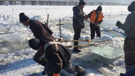 哈尔滨冰雪大世界开始采冰 冰建施工提前开展