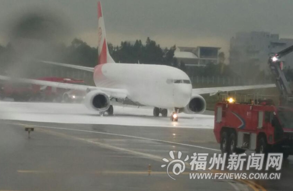国航客机冒火花福航客机被灭火 机场调度遭质疑