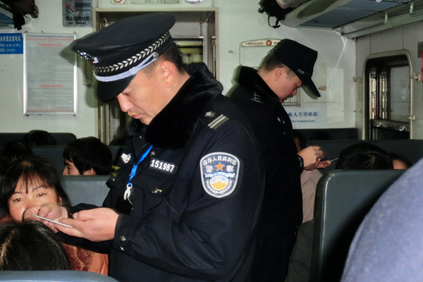 云南开远铁警启动2016年春运猎鹰行动打击票贩子