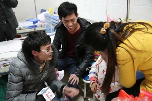 张艺冬带领郭明义爱心团队安徽分队看望合肥重病女童
