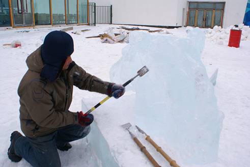 20多种工具精雕细琢 冰雪大世界的冰雕是这样“炼”成的