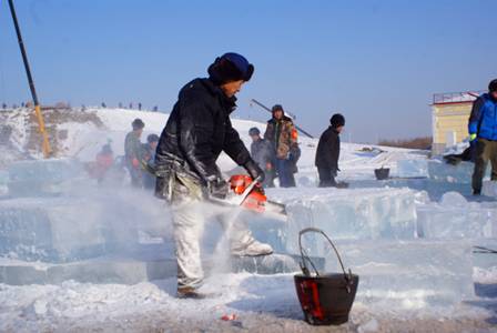 20多种工具精雕细琢 冰雪大世界的冰雕是这样“炼”成的