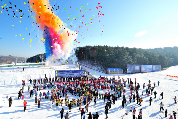全国百万青少年上冰雪活动暨全国青少年“未来之星”冬季阳光体育展示大会启动
