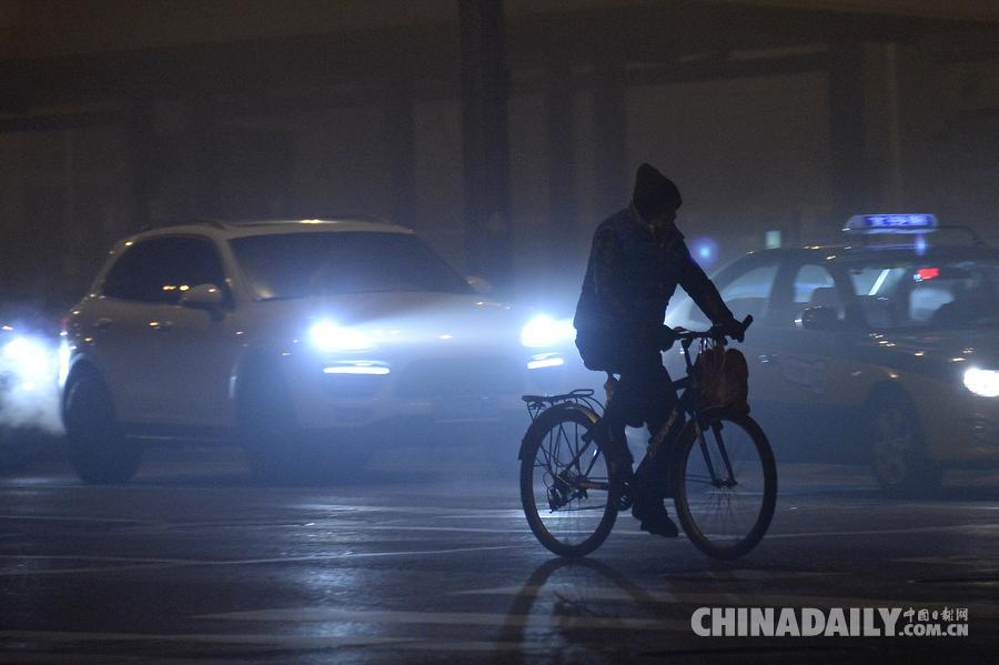 北京再陷重度霾和空气严重污染
