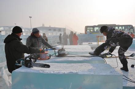 9国冰雕大师齐聚 第五届中国哈尔滨国际组合冰雕比赛启幕