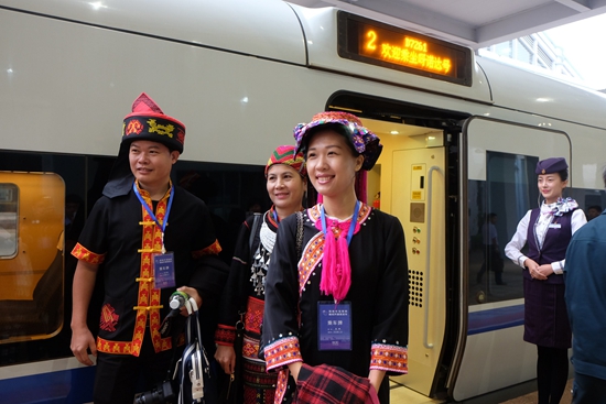 全球首条环岛高铁今日海南开通运营