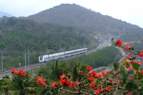 海南环岛高铁开通 助力西部旅游走上发展快车道