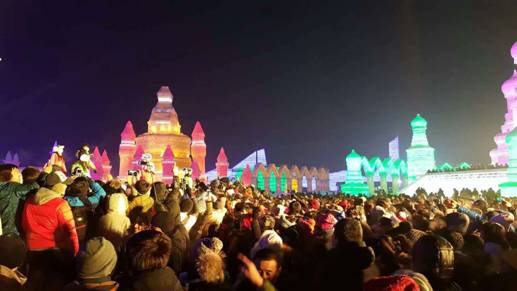 元旦小长假 近10万游人来哈尔滨冰雪大世界迎新年