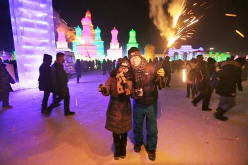 元旦小长假 近10万游人来哈尔滨冰雪大世界迎新年