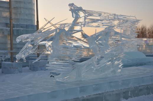 第五届中国国际组合冰雕比赛闭幕 蒙古选手作品《母亲》折桂