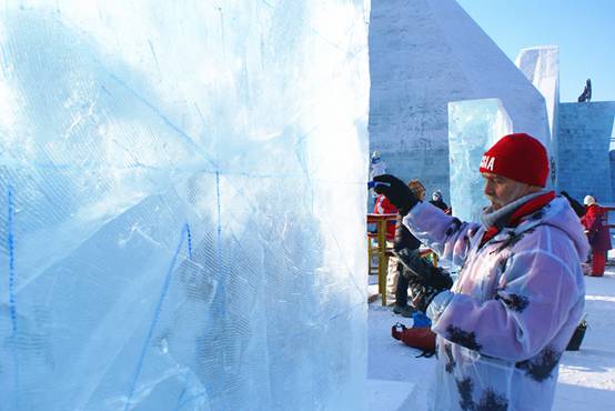 第三十届中国哈尔滨国际冰雕比赛在哈尔滨冰雪大世界开赛