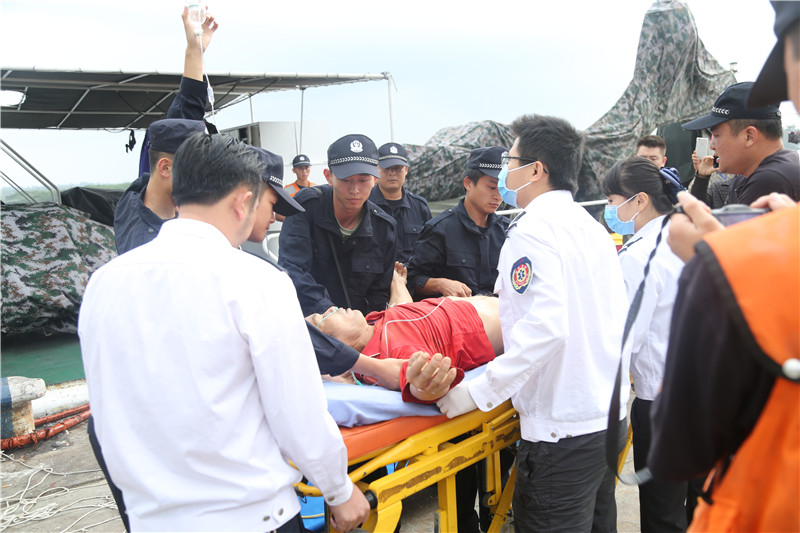 海南海警三支队紧急出警救助受伤渔民
