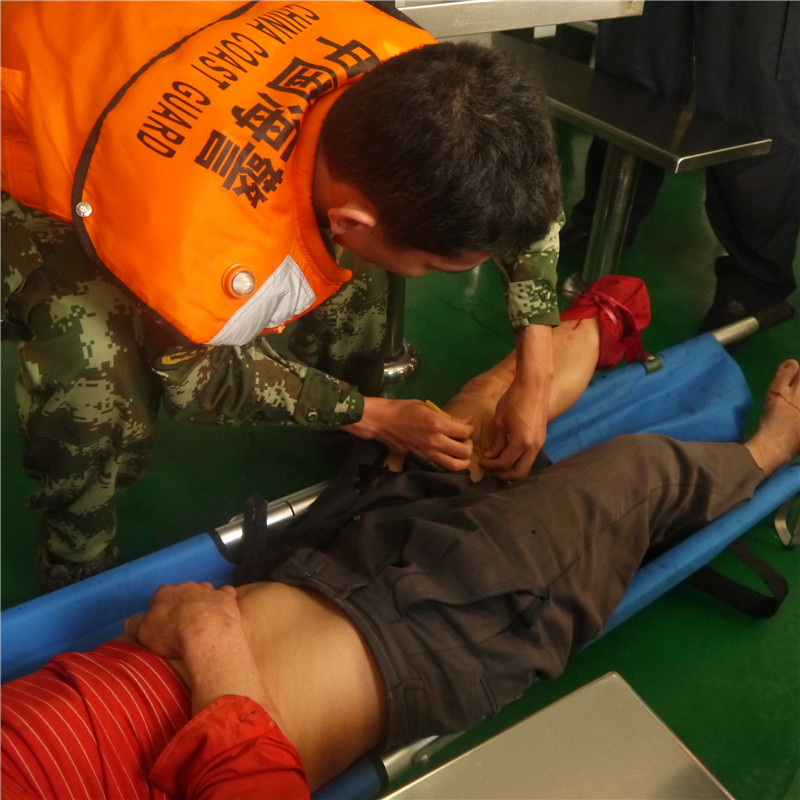 海南海警三支队紧急出警救助受伤渔民