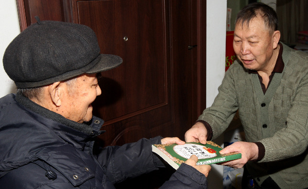 张振西：84岁耄耋老人自费出书送邻居