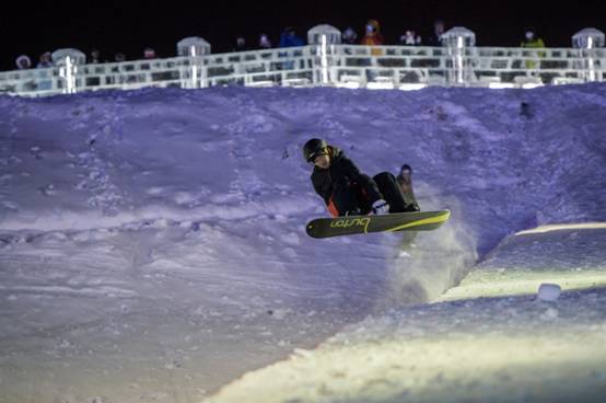 哈尔滨冰雪大世界引入U型槽表演 专业选手演绎雪上冲浪