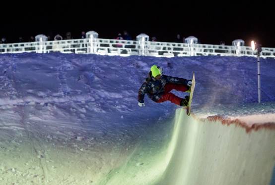 哈尔滨冰雪大世界引入U型槽表演 专业选手演绎雪上冲浪