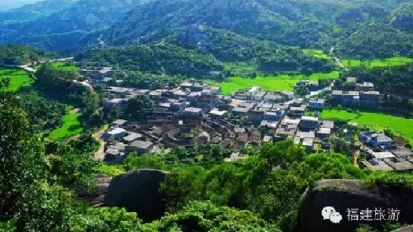 漳州：4百余村民居住清代古堡 五圈圆环构成八卦