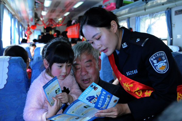 云南开远铁路警方“列车春晚”温暖回家路