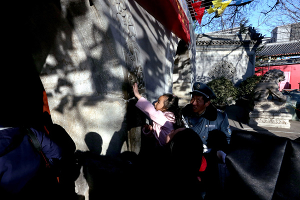 北京市民摸石猴祈福迎祥