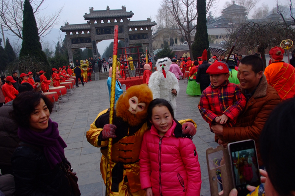 猴年春节20万游客祈福嵩山少林寺秩序井然再创历史新高