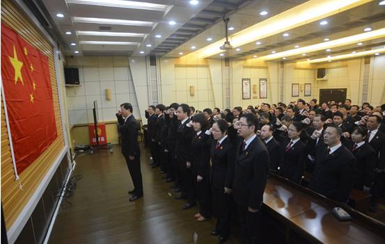 江西新余全体公务员新春上班第一天集中宣誓