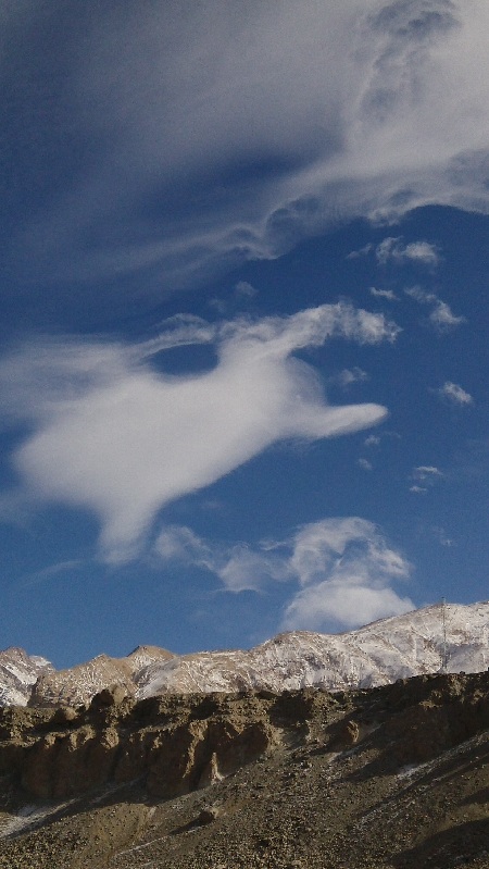 新疆帕米尔高原上空惊现麒麟状祥云