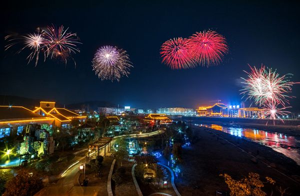 安徽天悦湾温泉烟花之夜吸引千人观赏
