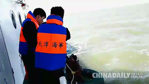 东疆海事局火速救援 15分钟成功救助两名遇险渔民