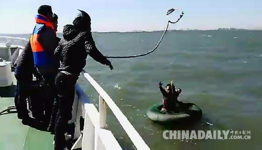 东疆海事局火速救援 15分钟成功救助两名遇险渔民