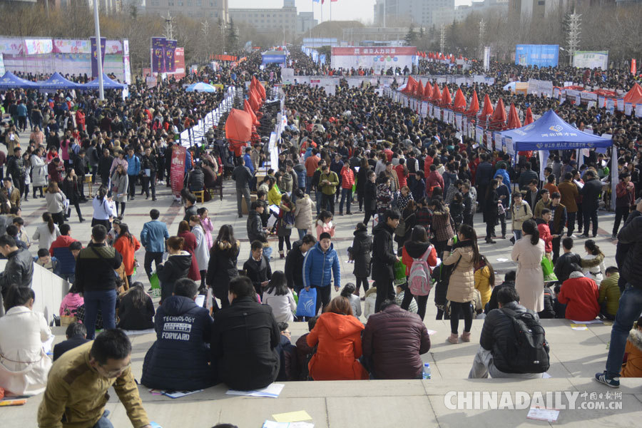 8万余毕业生挤爆河北2016年首场招聘“大集”