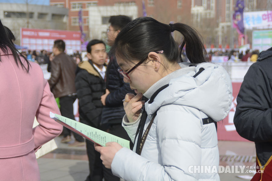 8万余毕业生挤爆河北2016年首场招聘“大集”