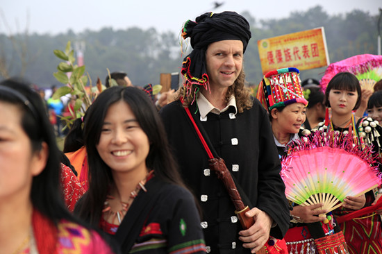 2016中国·德宏景颇族国际目瑙纵歌节拉开帷幕