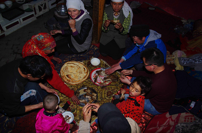 探访死亡之谷：记录帕米尔高原塔吉克人的家庭生活