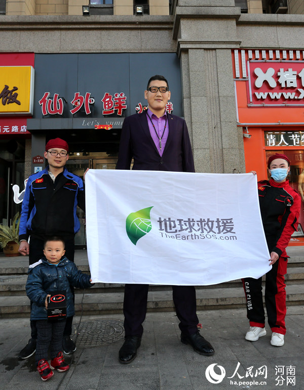 郑州：“亚洲第一巨人”张欢宣传环保 曾是姚明队友