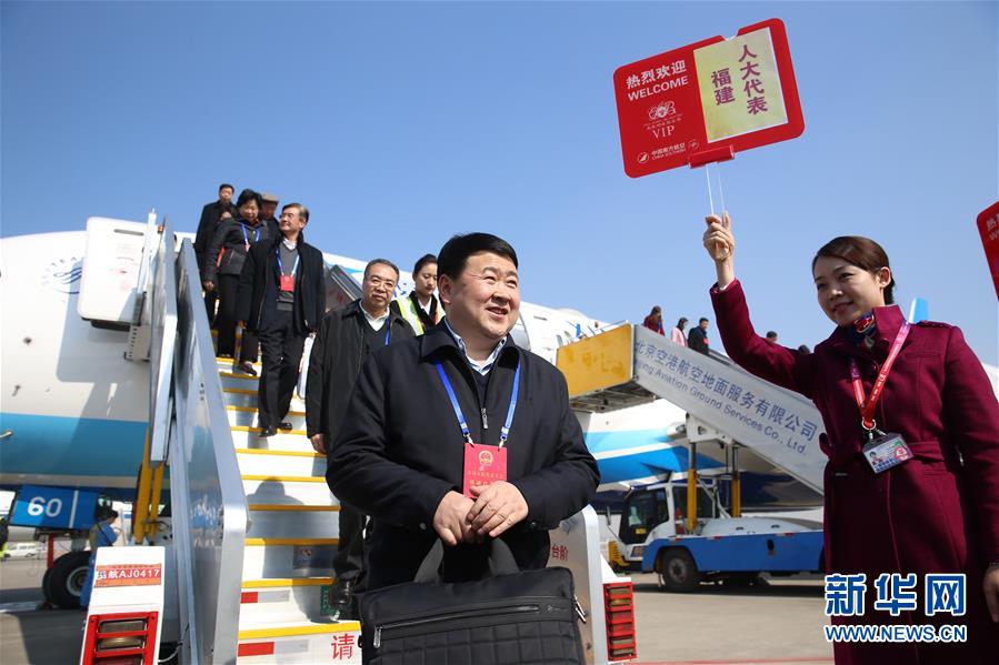 图片直击：代表委员陆续抵京