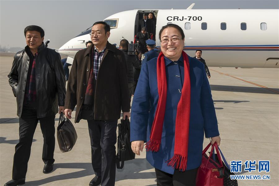 图片直击:代表委员陆续抵京