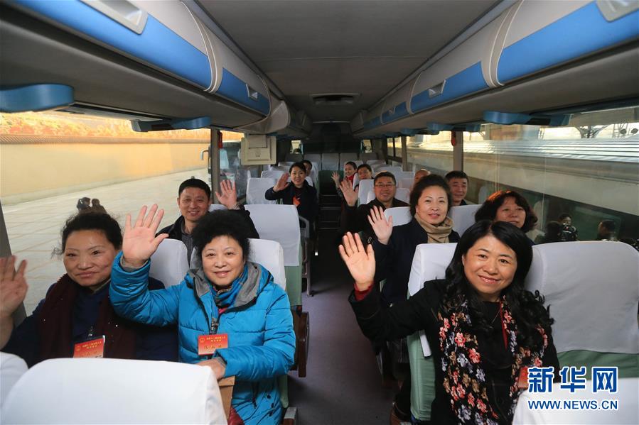 图片直击:代表委员陆续抵京