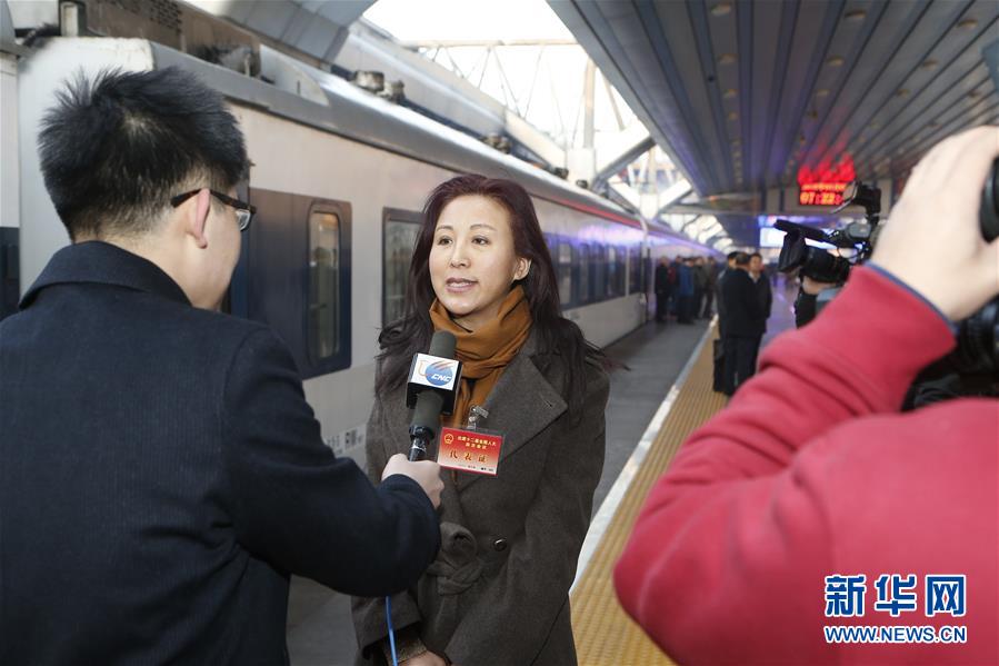 图片直击:代表委员陆续抵京