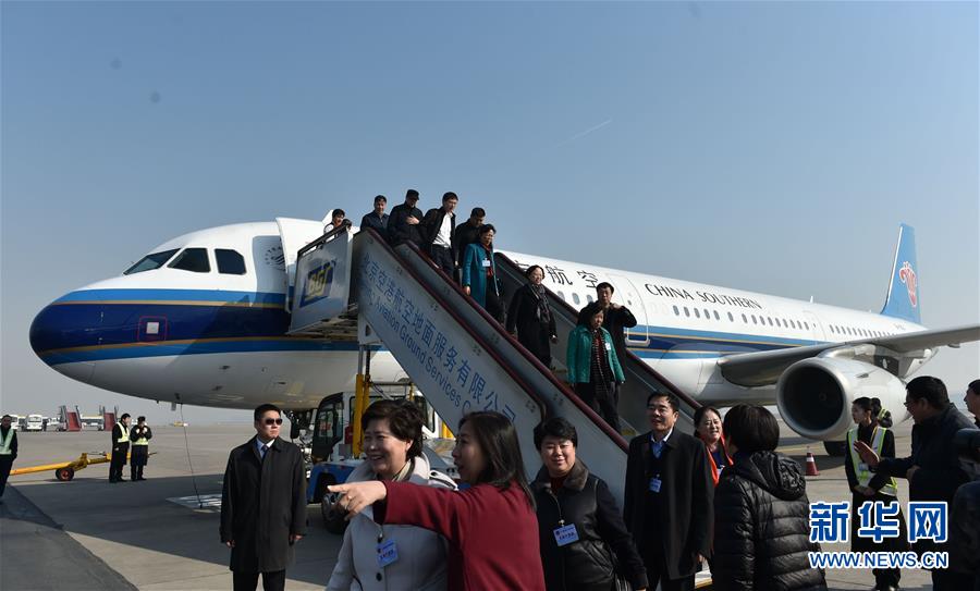 图片直击：代表委员陆续抵京