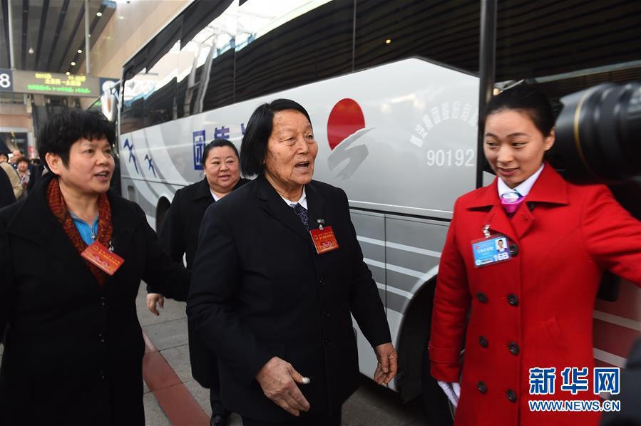 图片直击：代表委员陆续抵京