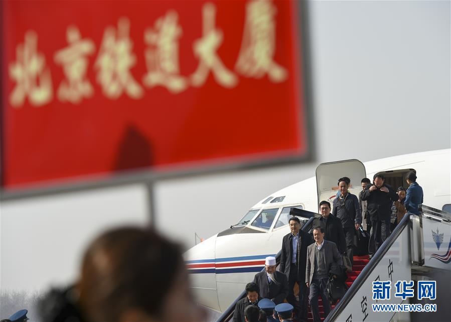 图片直击：代表委员陆续抵京