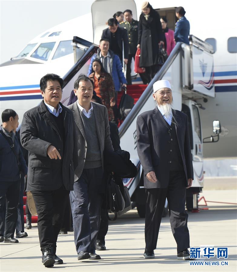 图片直击：代表委员陆续抵京