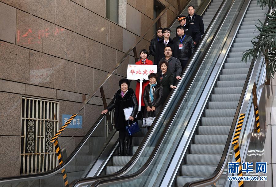 图片直击：代表委员陆续抵京