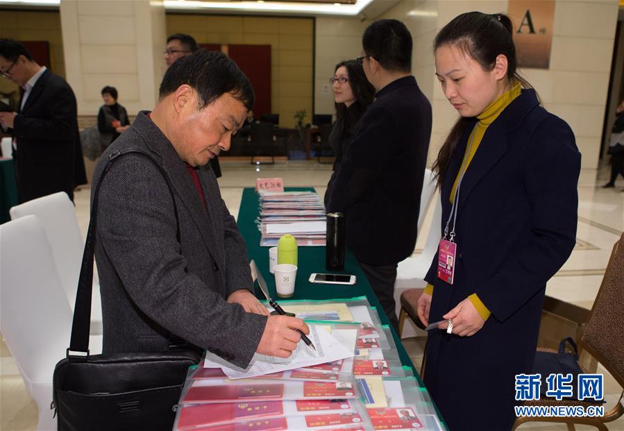 图片直击：代表委员陆续抵京